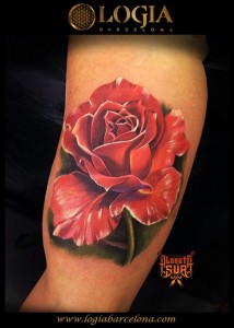 tatuaje-brazo-rosa-logia-barcelona-mayo         